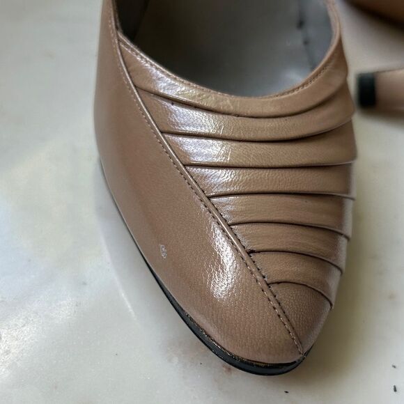 Vintage Liz Claiborne Classic Women's medium tan Heels - Picture 8 of 8